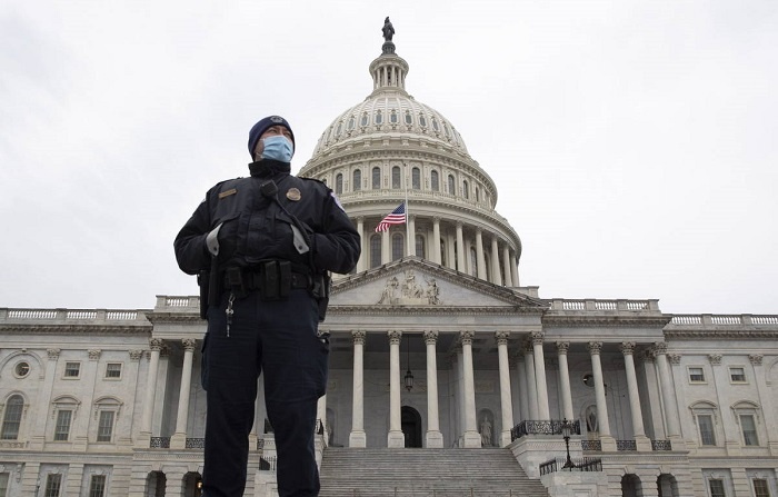 Alerta en Washington: un auto atropelló a dos policías e intentó entrar al Capitolio