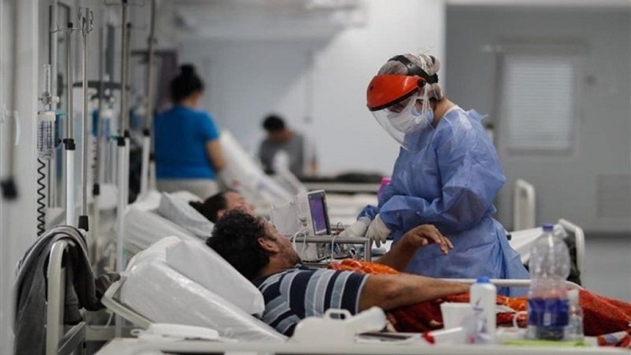 Qué es la ‘tripledemia’, el cóctel de gripe, covid y VRS que colapsó los hospitales españoles en Navidad