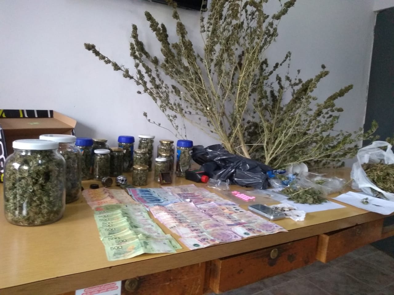 Secuestraron marihuana y drogas de diseño