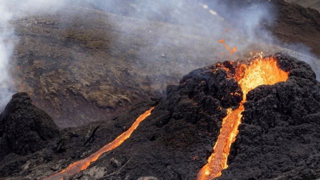 Erupción volcánica en Islandia: tercera fisura que expulsa lava