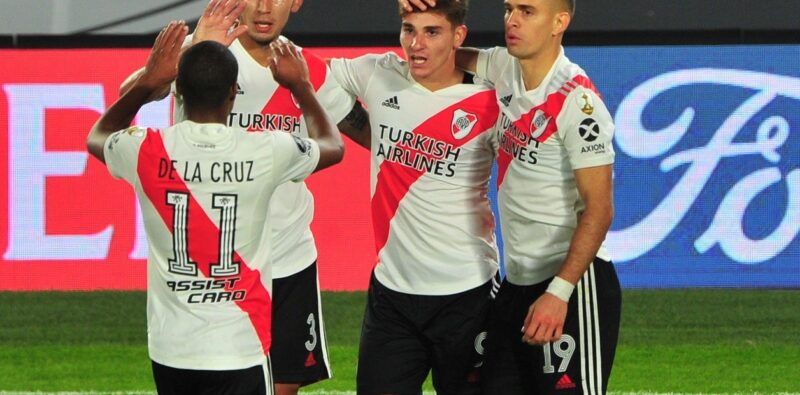 Sin jugar bien River superó a Junior y es líder de su grupo