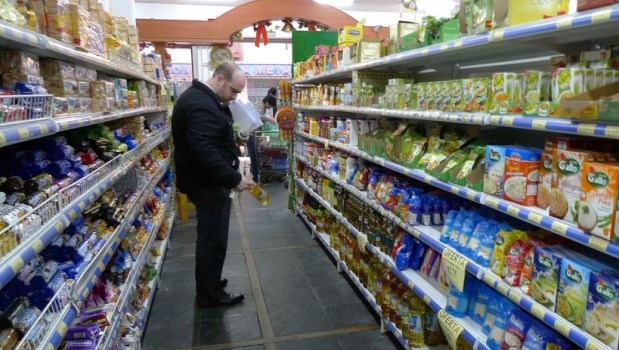 Los salarios siguen perdiendo frente a la inflación y empujan los índices de pobreza