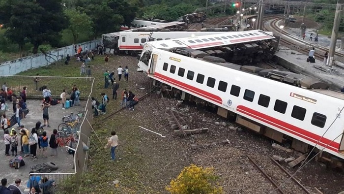 Al menos 48 muertos y 60 heridos tras descarrilar un tren en Taiwán