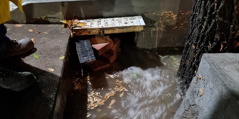 Encontraron tapones intencionales en los desagotes de cunetas