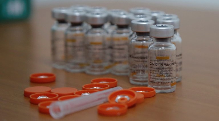 El Ministerio de Salud informó cuánta gente vacunada se contagió de coronavirus
