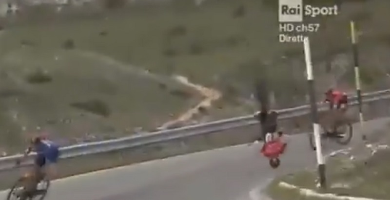 Giro de Italia: el accidente del esloveno Matej Mohoric, que lo obligó a abandonar la competencia