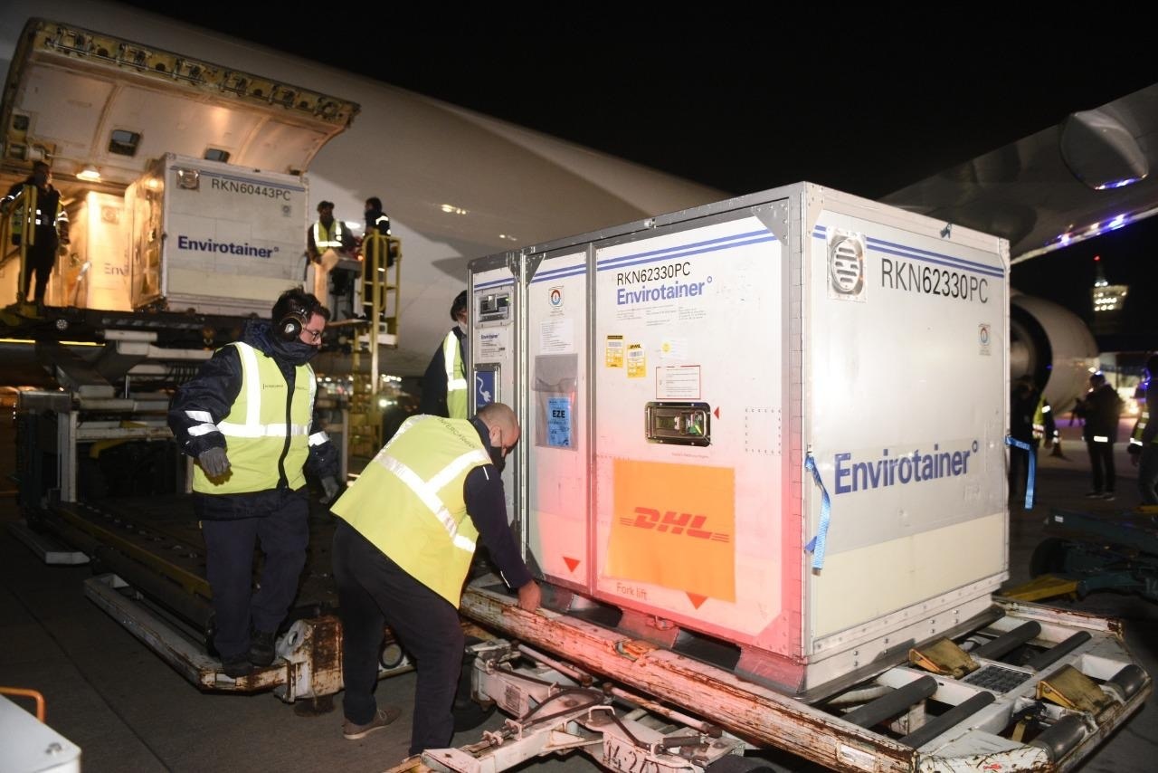 Llegaron a la Argentina aviones con casi 1,5 millones de vacunas de AstraZeneca y Sputnik V