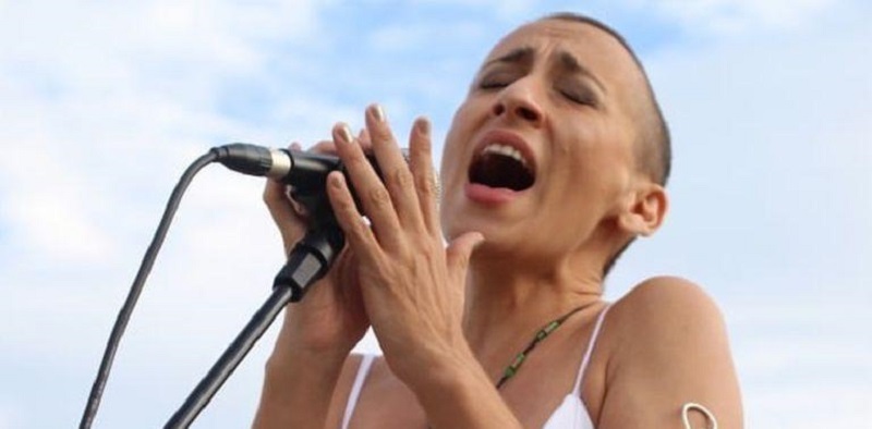 Cambian en un acto la letra del Himno Nacional para incluir consignas feministas