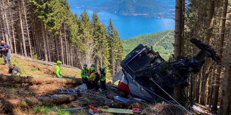 Cayó un teleférico en Italia: nueve muertos y dos heridos graves