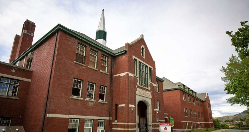 Macabro hallazgo: encontraron los restos de 215 nenes enterrados en un antiguo colegio de Canadá