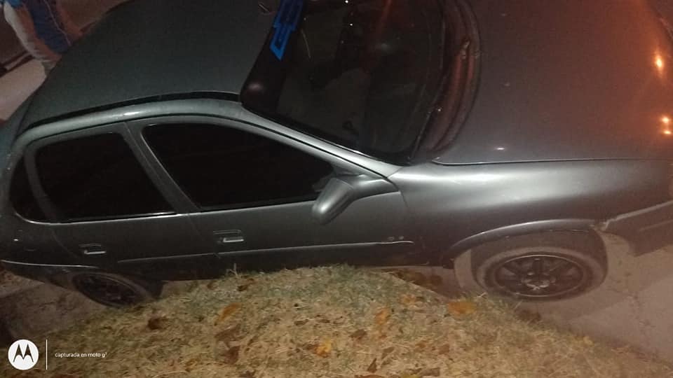 Bomberos debieron rescatar un automóvil que había caído en un canal