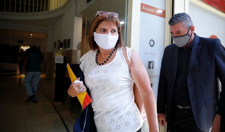 Tras la acusación de Bullrich, Pfizer negó un pedido de coimas del Gobierno por su vacunas