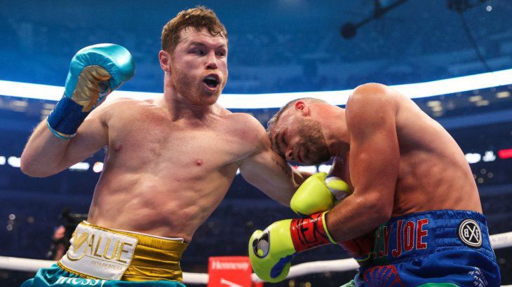 “Canelo” Álvarez demolió a Saunders con una lluvia de golpes