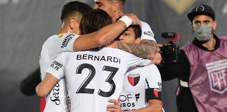 Colón le ganó con claridad al Rojo y jugará la final con Racing