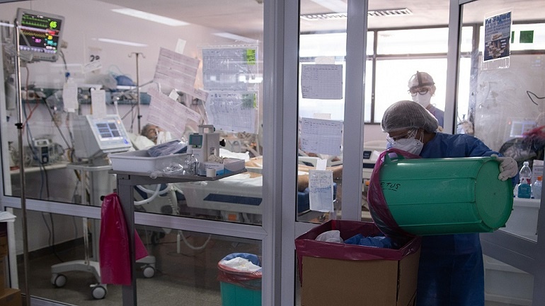 Murieron 695 personas y 35.468 fueron reportadas con coronavirus