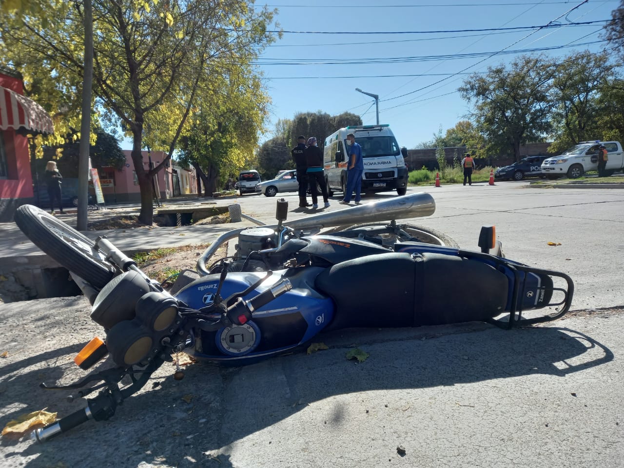 Una motocicleta impactó con una ambulancia