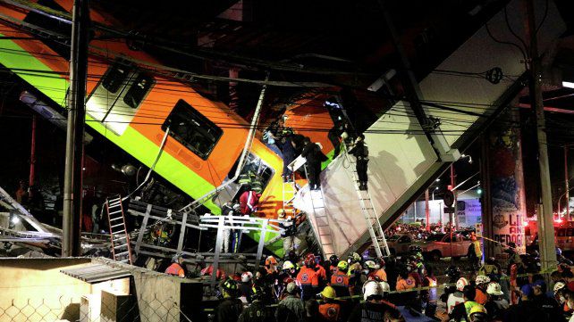 Al menos 23 muertos y 70 heridos por el derrumbe de un puente del metro en México