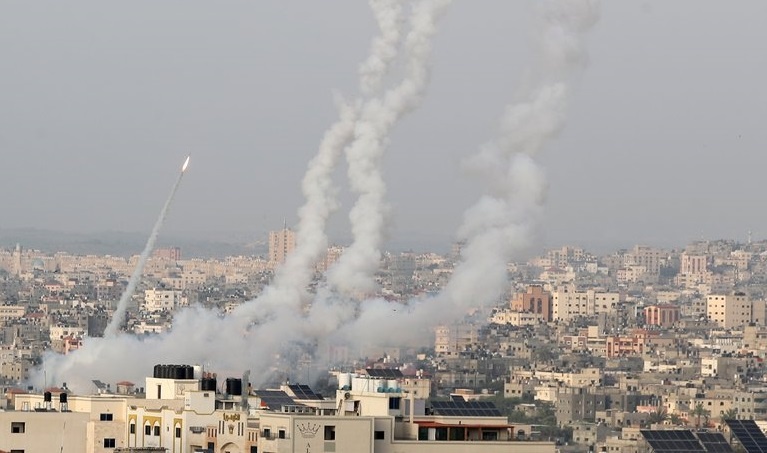 Hamas atacó el corredor humanitario que Israel había habilitado para que los civiles en Gaza