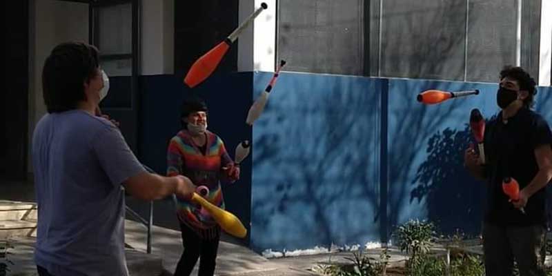 Malabaristas fueron demorados por la policía