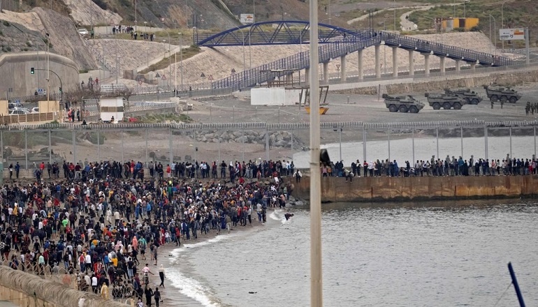 Miles de inmigrantes nadan desde Marruecos a Ceuta, ¿qué está pasando en la zona?