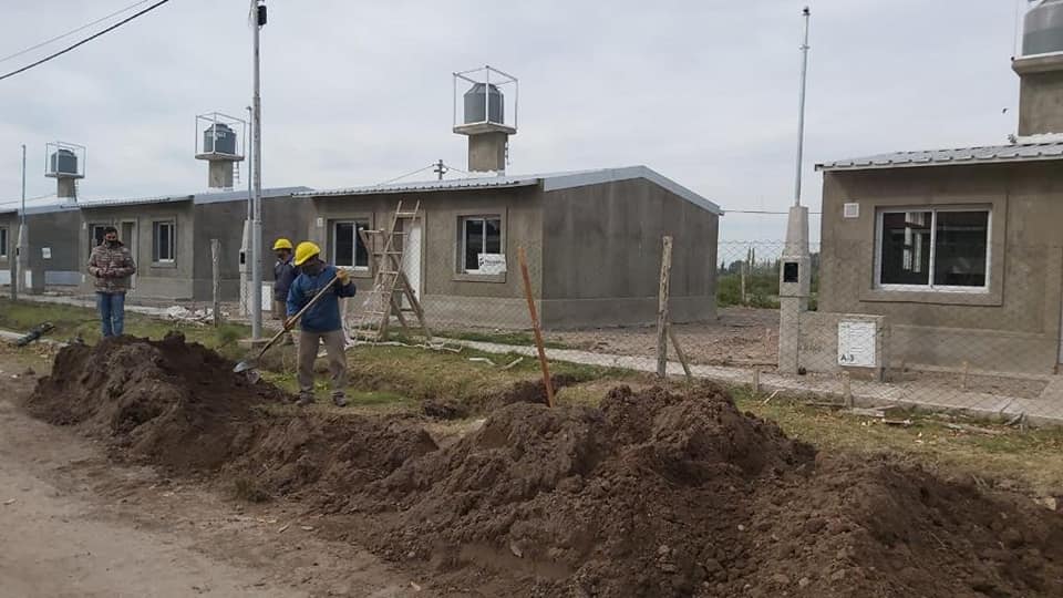 El municipio ejecuta conexiones domiciliarias de agua y cloacas en Barrio Alimentación IV