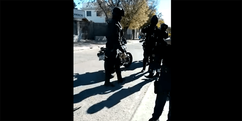Una pareja fue detenida por la policía tras resistirse a un control