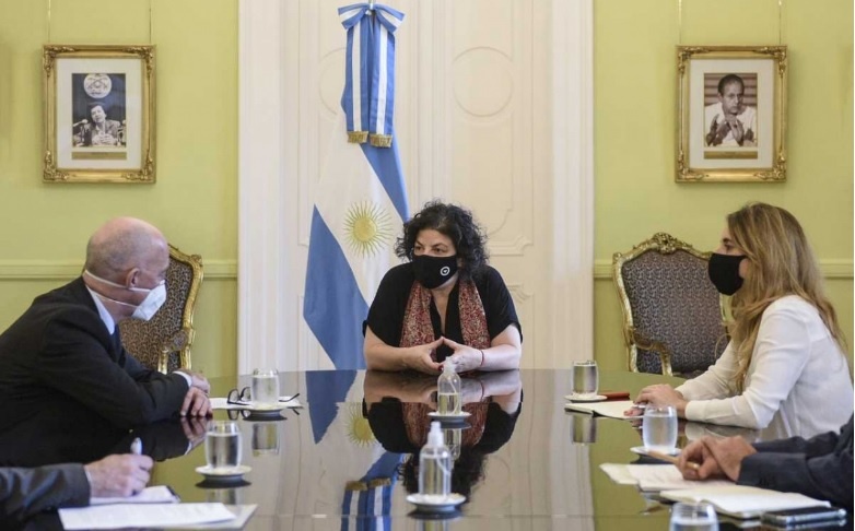 El Gobierno busca que las demoradas vacunas de AstraZeneca-Oxford se envasen en la Argentina