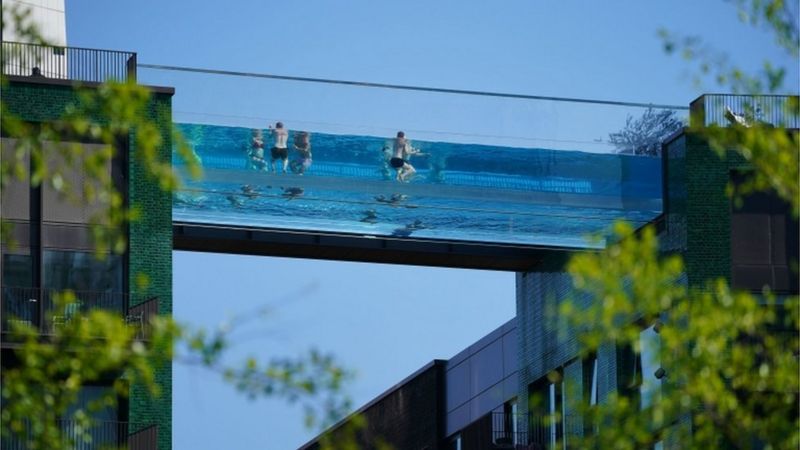 La impresionante piscina transparente de Londres que cuelga entre dos edificios