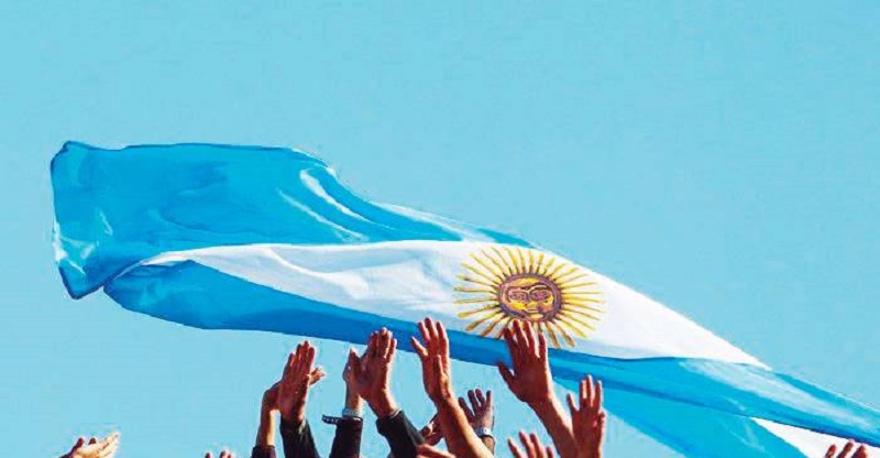 Conmemoran el Día de la Bandera con un desfile aéreo en Rosario