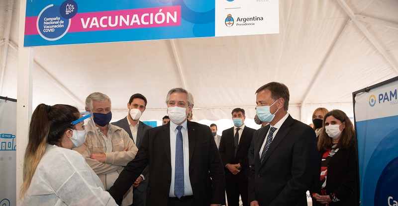 Fernández y Suarez recorrieron el centro de vacunación del PAMI en Mendoza