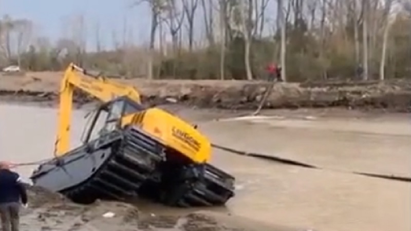Insólito: una municipalidad compró una máquina para sanear arroyos y se hundió el primer día