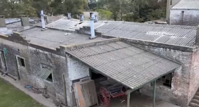 ¿Casa embrujada de Zapiola? en la que de noche vuelan piedras: intervinieron la policía y el cura