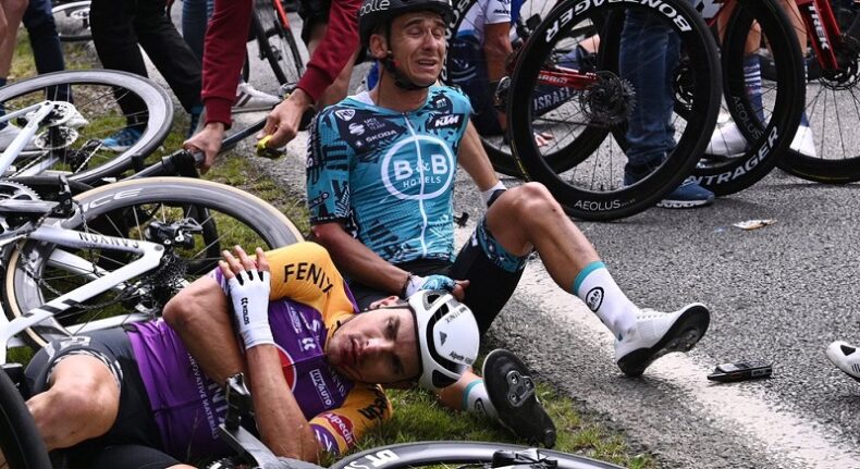 Las impactantes fotos del masivo accidente por culpa de una fanática en la primera etapa del Tour de Francia