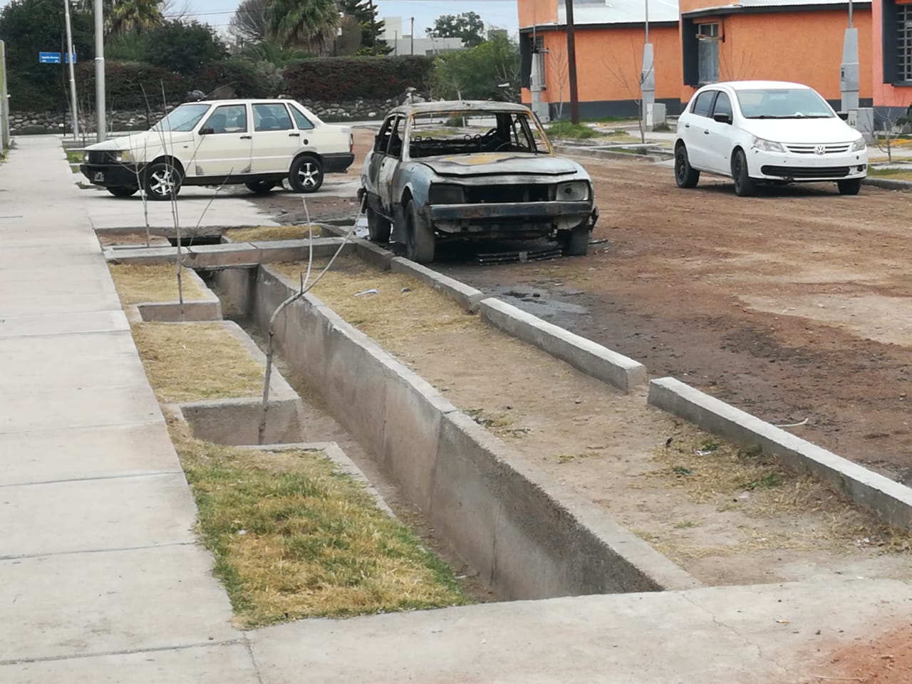 Un automóvil fue incendiado