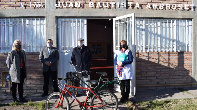 Dos niños de la zona de Los Claveles recibieron bicicletas para poder ir a la escuela