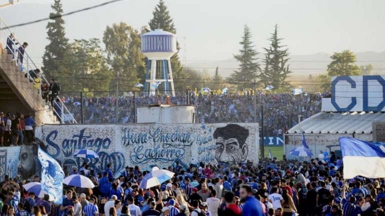 Insólito: abrieron el Gambarte y miles de hinchas festejan los 100 años del Tomba