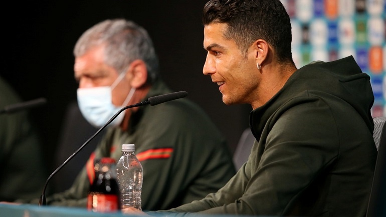 La UEFA pide a los jugadores de la Eurocopa 2020 que dejen de retirar las botellas de los patrocinadores