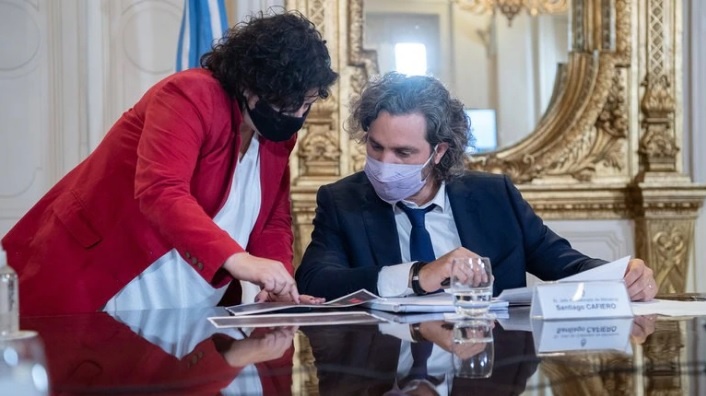 Los especialistas le recomendaron al Gobierno escalonar las vacaciones de invierno para evitar una tercera ola de coronavirus