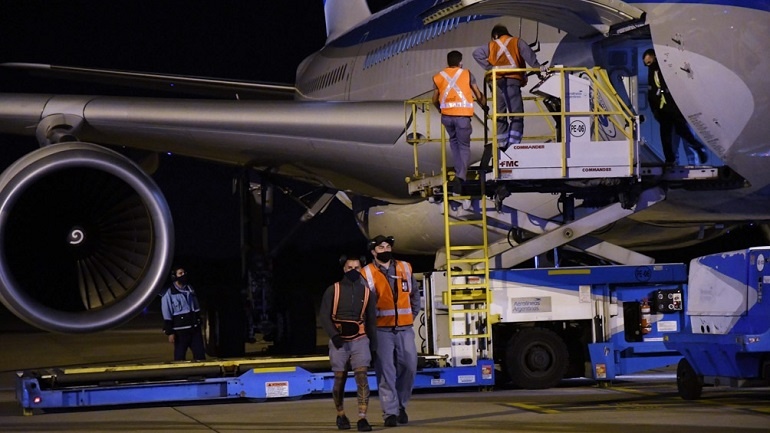 Llega por Aerolíneas Argentinas el primer lote del principio activo para la fabricación de vacunas