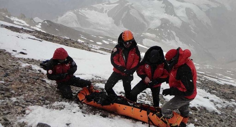 Rescataron a los tres andinistas: temperaturas bajo cero y un operativo con más de 120 metros de soga