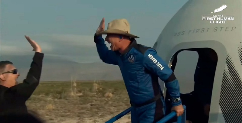 Histórico: Jeff Bezos realizó con éxito el primer vuelo al espacio con la nave New Shepard