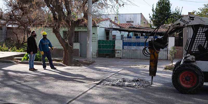 Histórico: Dio inicio la obra de cloacas de Alvear Oeste