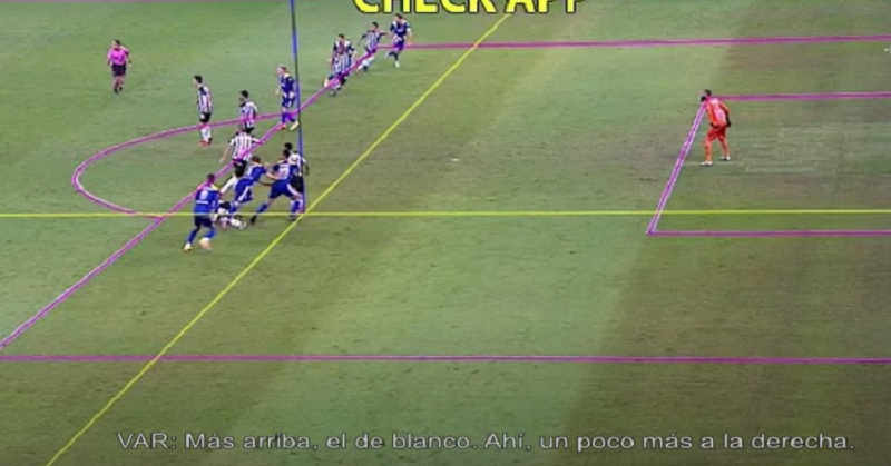 “La rodilla del número 23 está fuera de juego”: el audio del VAR en el gol anulado de Boca