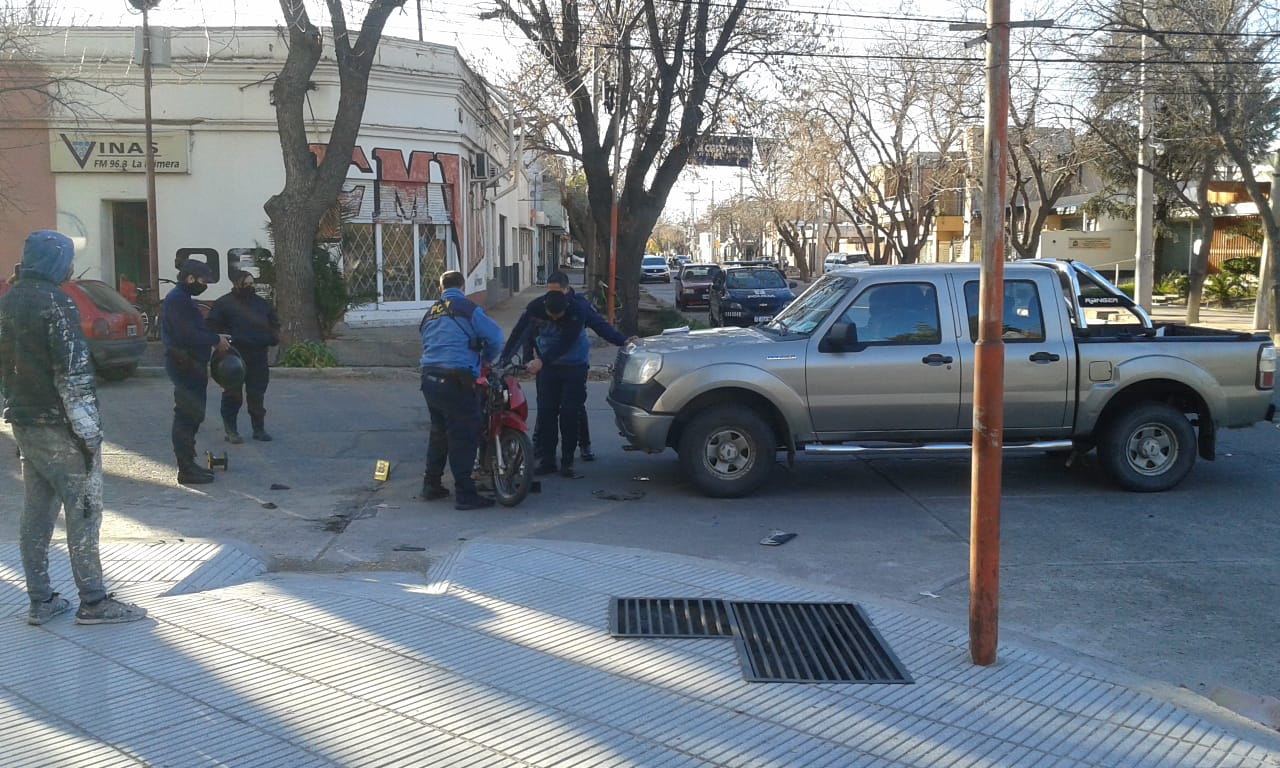 Una motociclista debió ser hospitalizada tras ser impactada por una camioneta