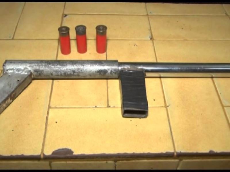 El personal de Cuerpos Especiales detuvo a cuatro sujetos que se encontraban a bordo de un automóvil provocando disturbios con un arma tumbera