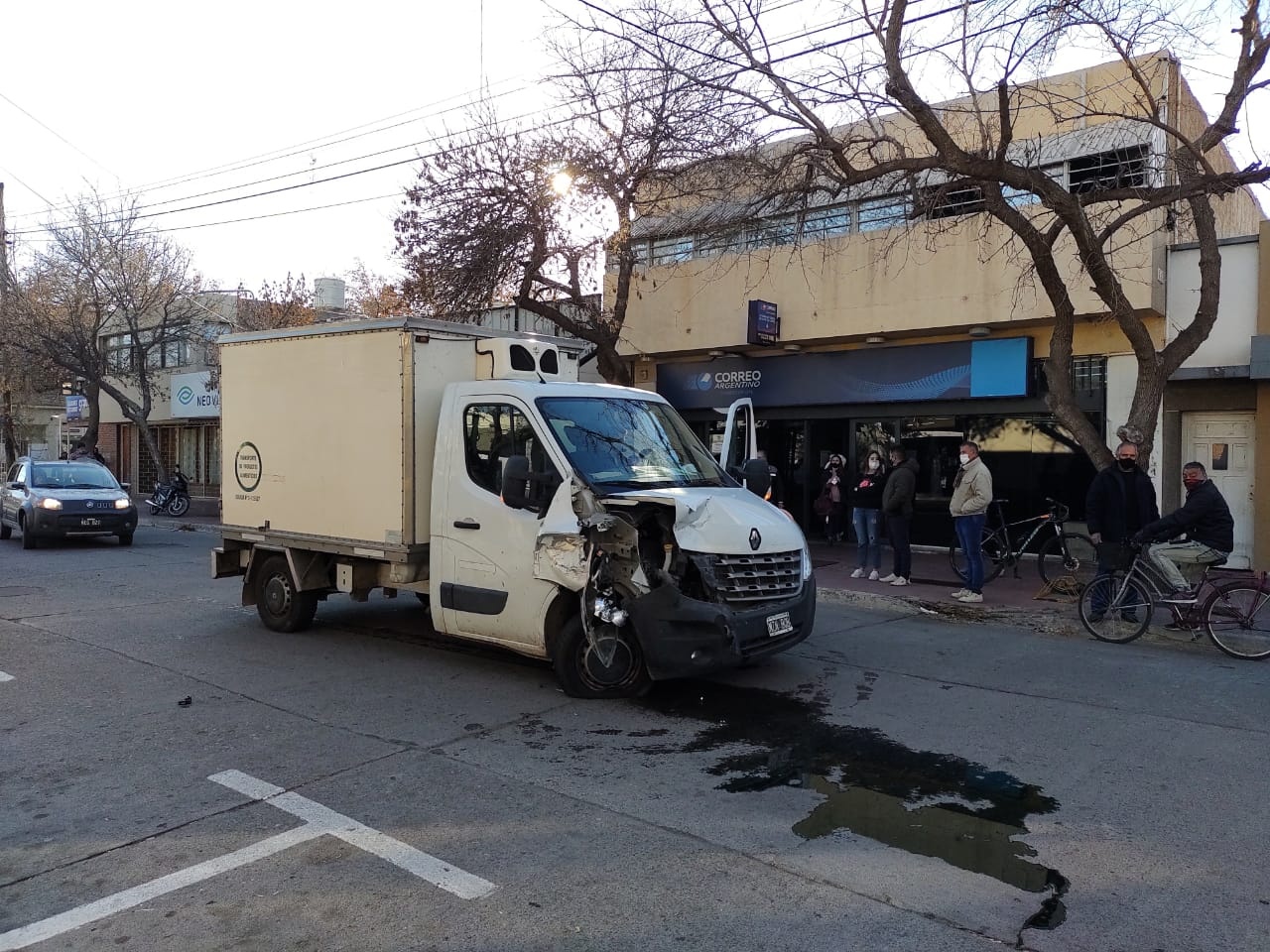 Se descompensó y chocó a cuatro vehículos
