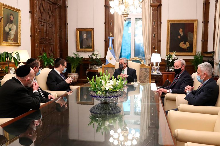 La AMIA le pidió a Alberto Fernández que el Gobierno sea proactivo en la ejecución de las alertas rojas contra los acusados del atentado