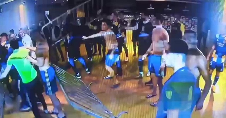 Gas pimienta, empujones y graves incidentes en el vestuario de Boca tras la eliminación y el escándalo del VAR