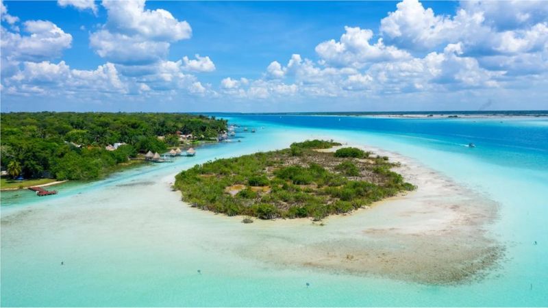 Bacalar: el fascinante lago mexicano que alberga la forma de vida “más antigua del planeta”