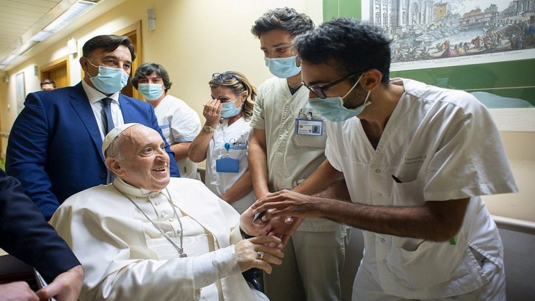 El papa Francisco habló tras su reciente operación: “Un enfermero me salvó la vida”